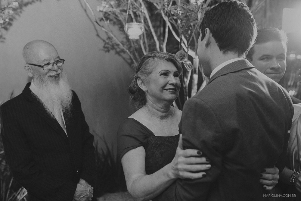Noivo cumprimentando os pais em cerimônia de casamento no Manioca