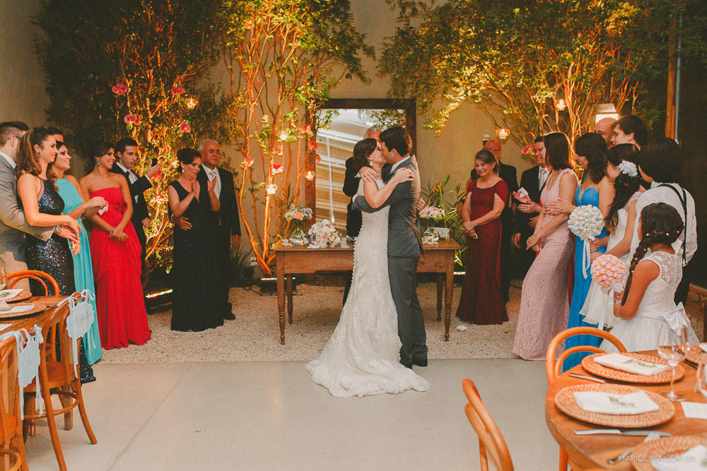 Beijo dos noivos em cerimônia de casamento no Manioca