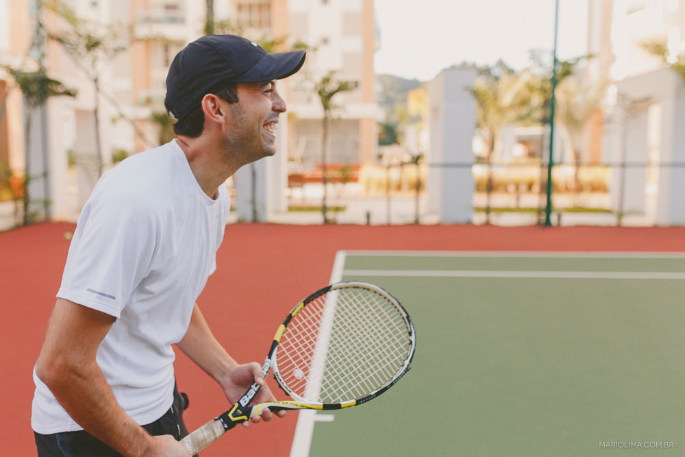 Fotografia de noivo jogando tênis 