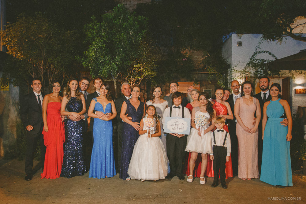 Fotografia de noivos e familiares em festa de casamento no Manioca