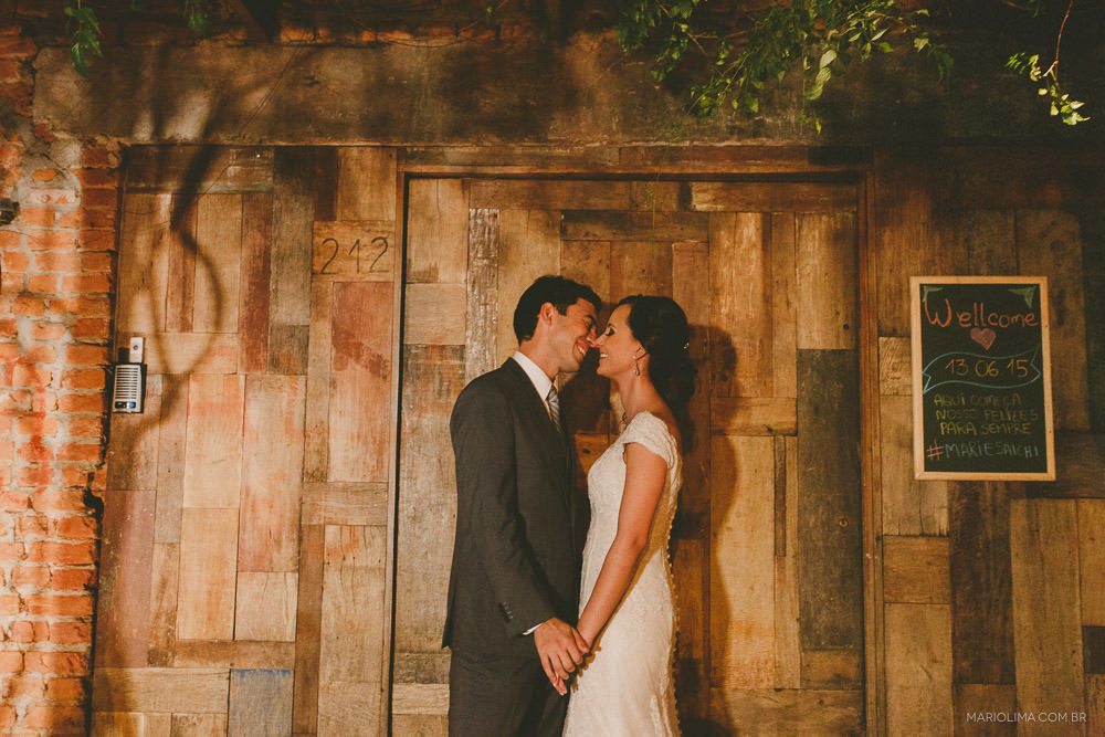 Noivos de mãos dadas em festa de casamento no Manioca