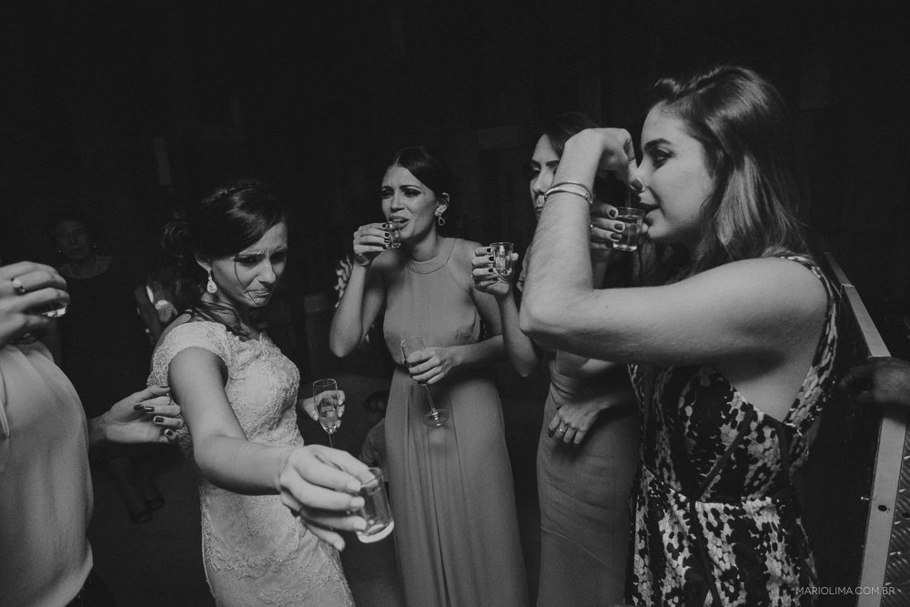 Noiva e madrinhas tomando tequila em festa de casamento no Manioca