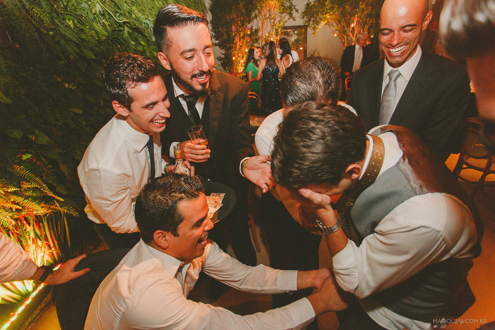 Padrinhos cortando a gravata do noivo em Manioca