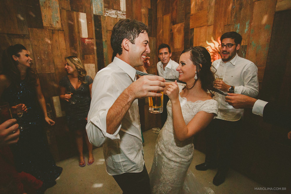 Noivos dançando em festa de casamento no Manioca