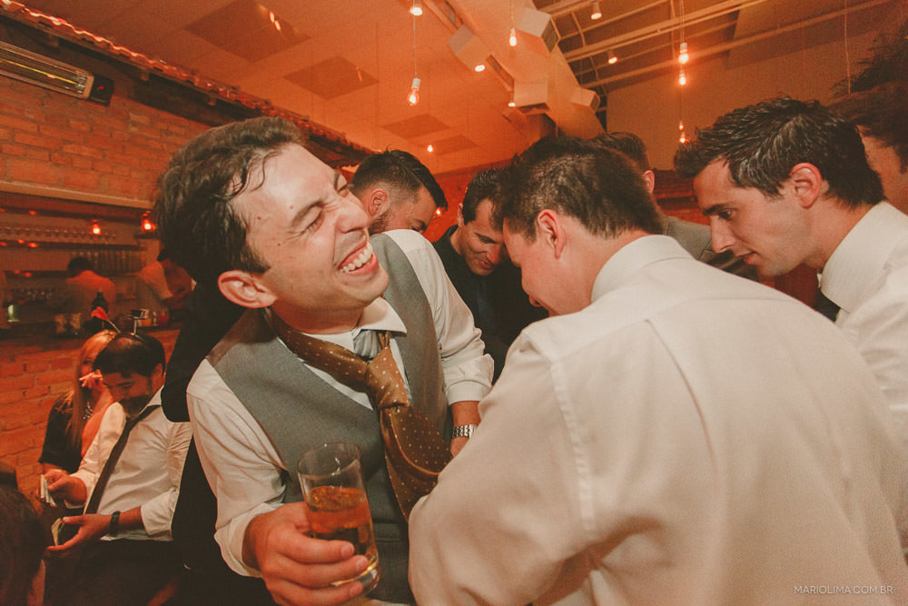 Noivo dando risada com os padrinhos em festa de casamento no Manioca