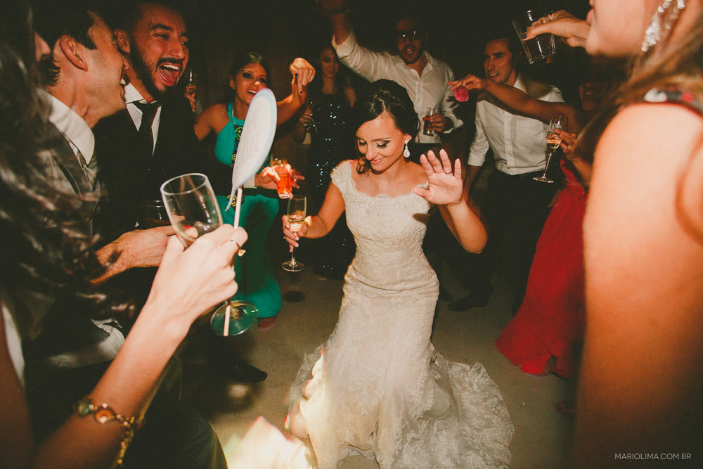 Noiva dançando em festa de casamento no Manioca