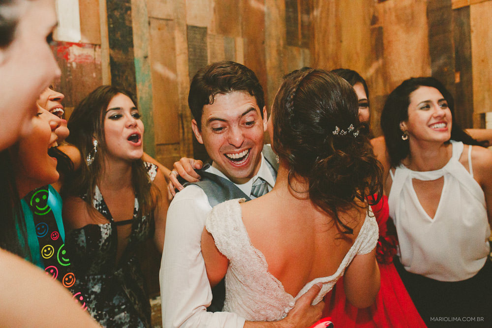 Noivos dançando abraçados em festa de casamento no Manioca