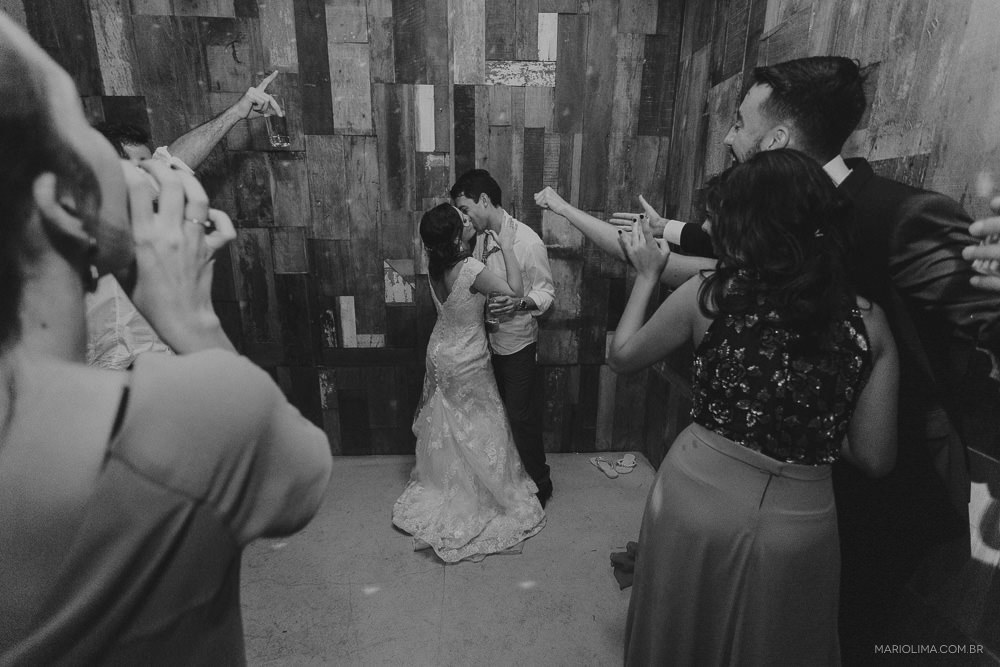 Noivos se beijando em festa de casamento no Manioca