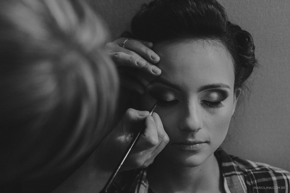 Noiva sendo maquiada por Débora Chicole e Karen Romano no Hotel Tryp Iguatemi