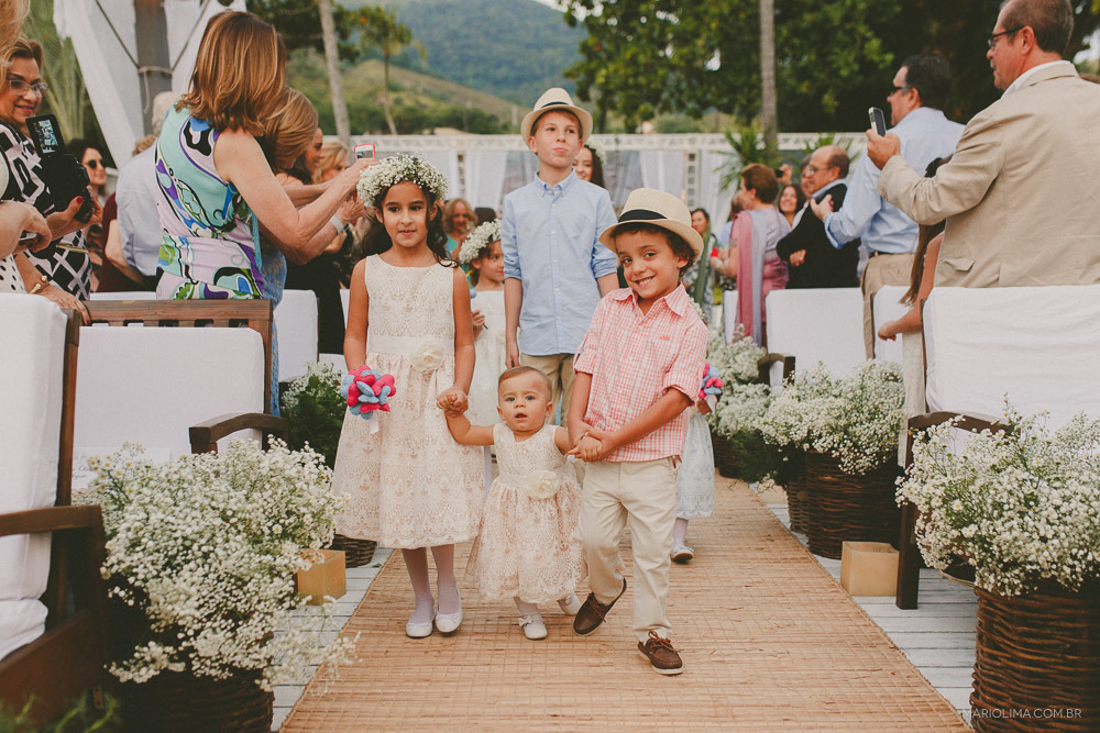 Daminhas e pajem entrando em cerimônia de casamento no Sea Club em Ilhabela