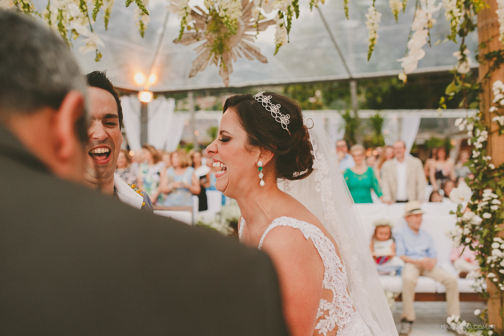 Noiva rindo em cerimônia de casamento no Sea Club em Ilhabela
