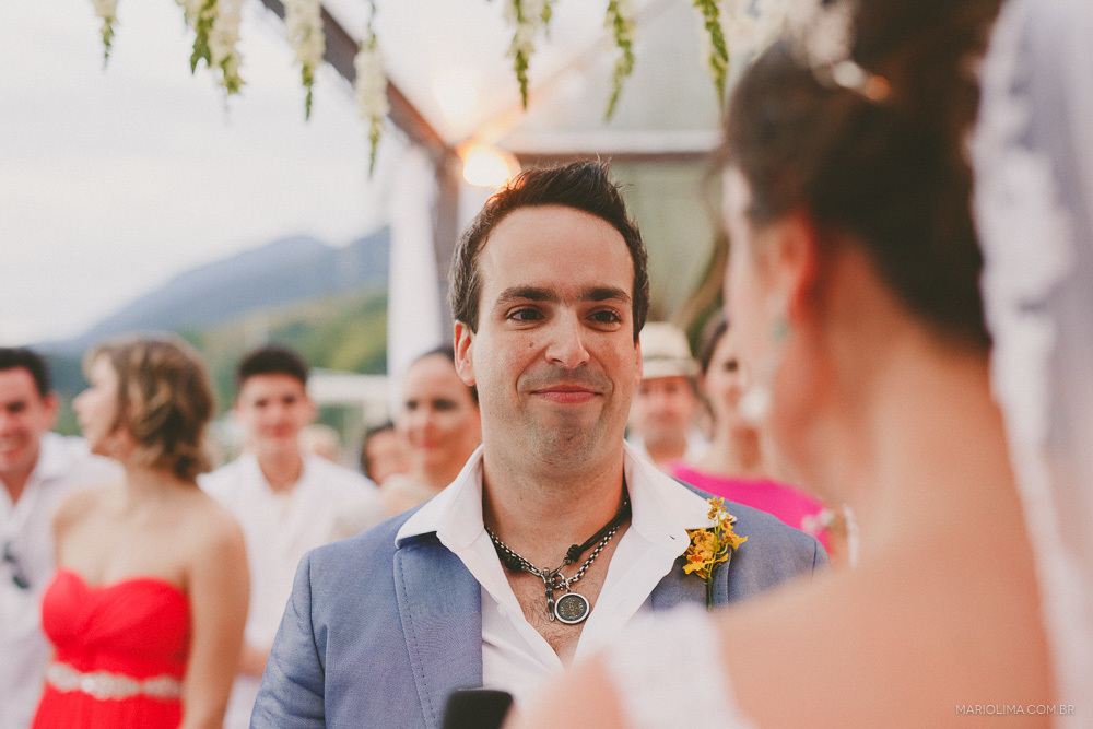 Olhar do noivo em cerimônia de casamento no Sea Club em Ilhabela