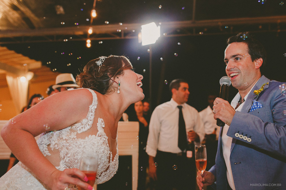 Noivo agradecendo a presença dos convidados em Sea Club em Ilhabela
