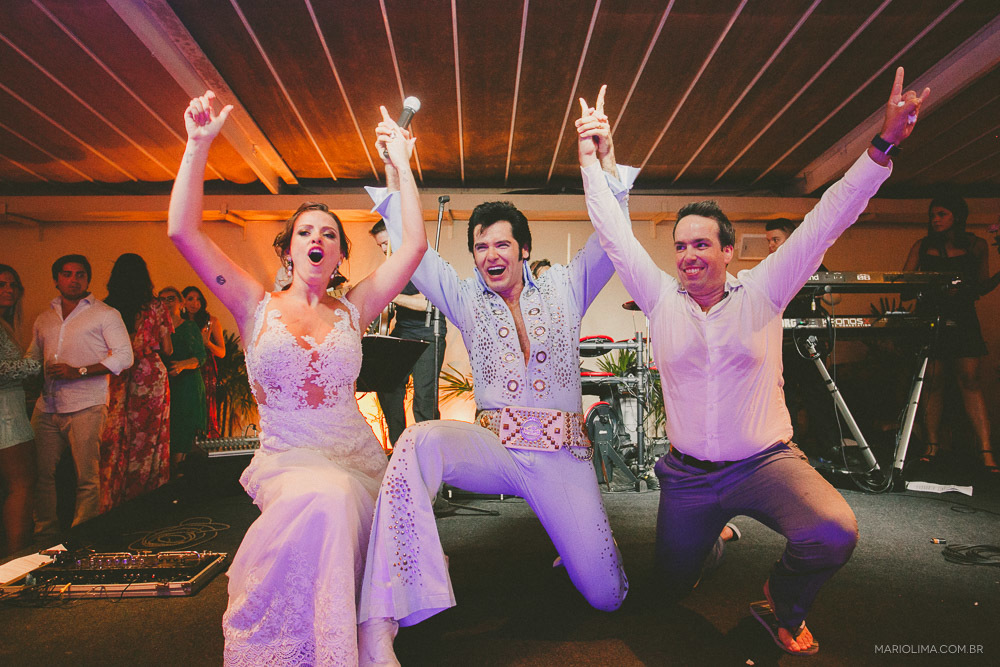 Noivos dançando com Elvis Cover em festa de casamento no Sea Club em Ilhabela