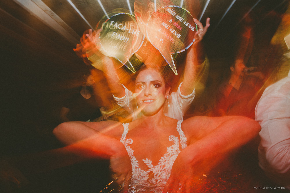 Noiva dançando em festa de casamento no Sea Club em Ilhabela