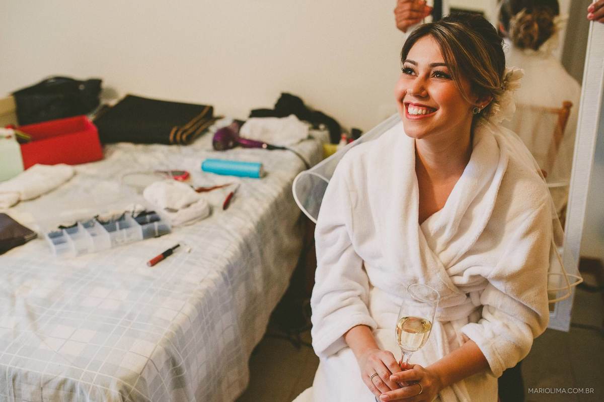 Noiva tomando champagne no making of