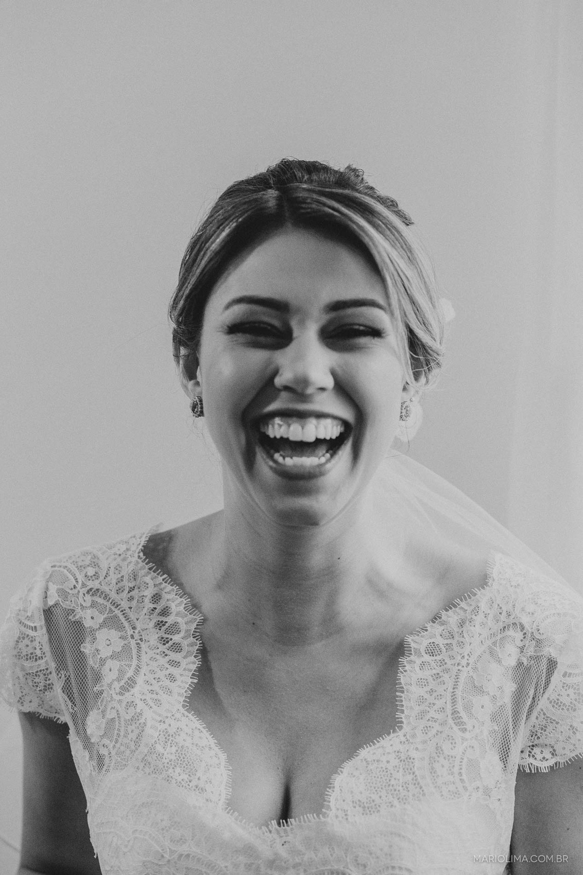 Retrato de noiva gargalhando