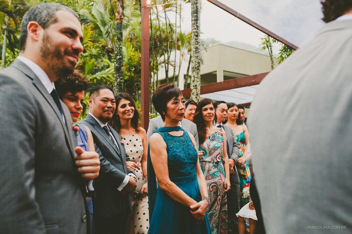 Fotografia da família do noivo em cerimônia de casamento na Casa de Praia em Camburi