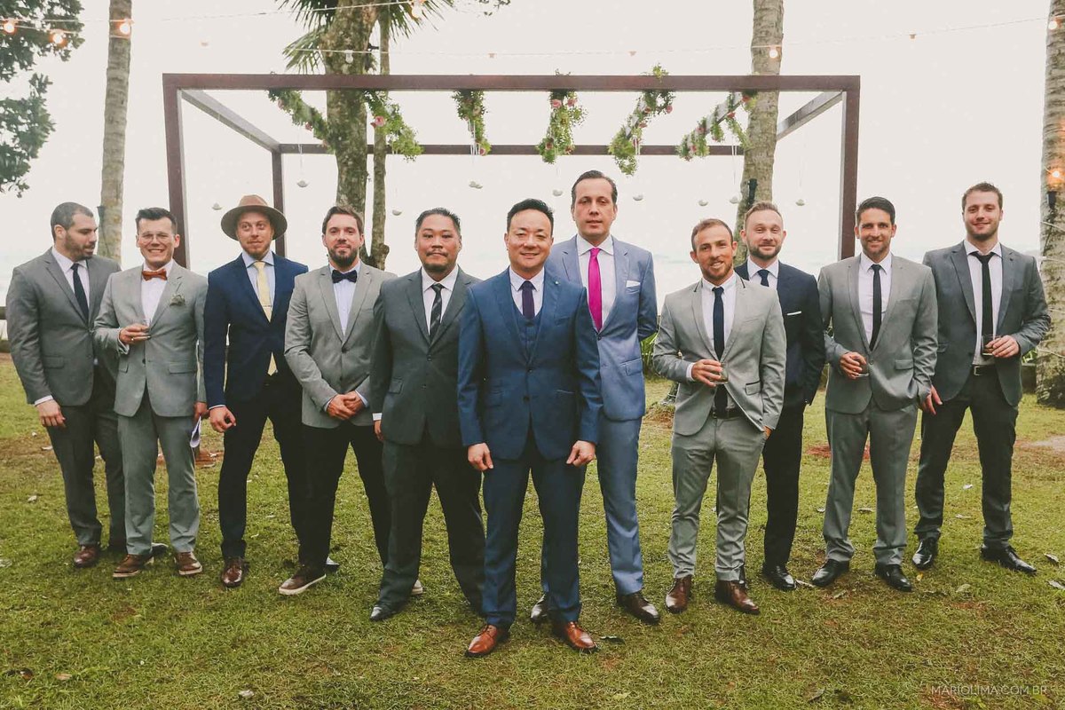 Fotografia de noivo com os padrinhos