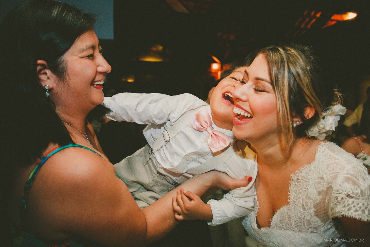 Pajem dando beijo na noiva em festa de casamento em Camburi