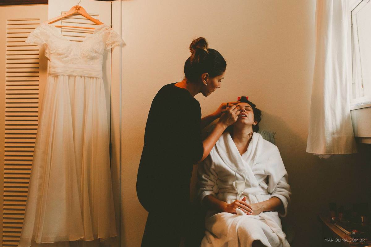 Noiva sendo maquiada por Pati Pimentel Make Up e vestido feito por Atelier Carmen Sylvia