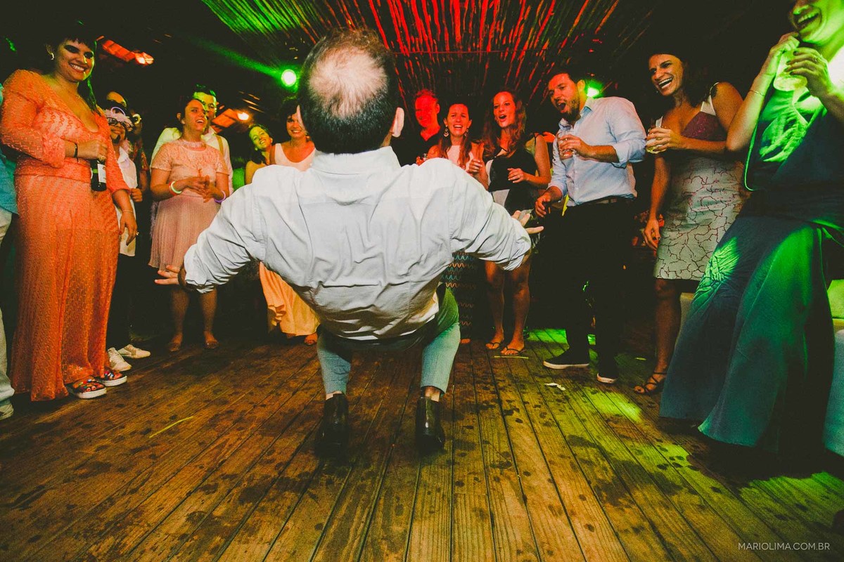 Padrinho dançando em festa de casamento em Camburi