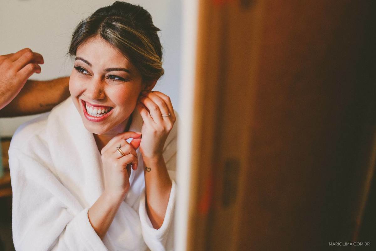 Making of da noiva colocando o brinco