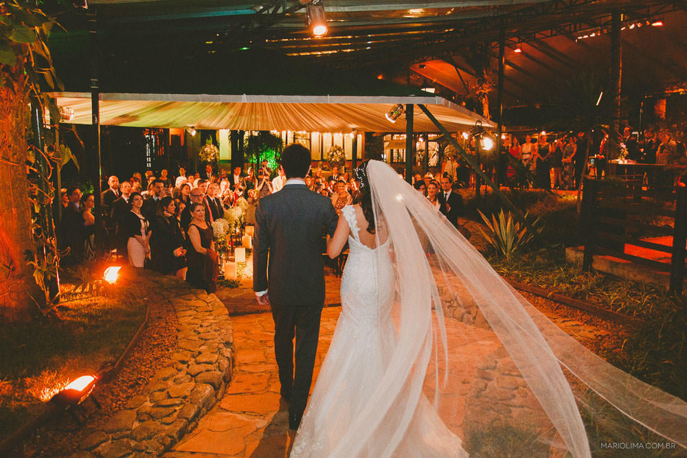Noiva entrando com irmão em cerimônia de casamento na Casa da Fazenda