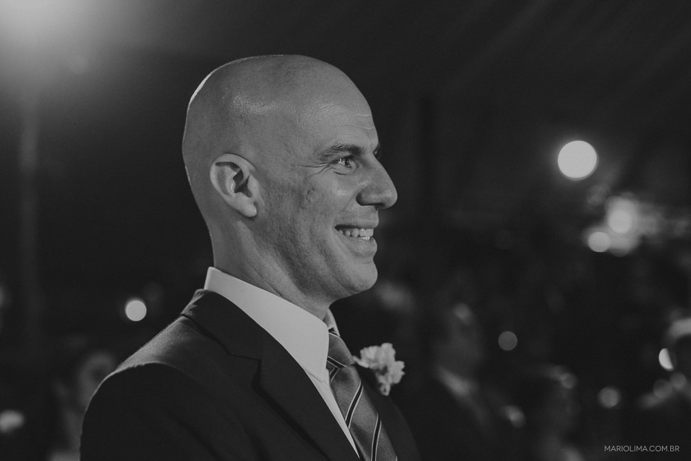 Olhar do noivo em cerimônia de casamento