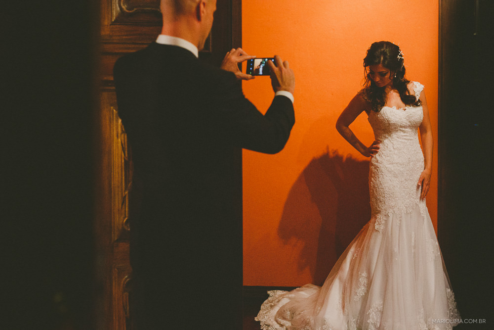 Noivo fotografando a noiva em Casa da Fazenda