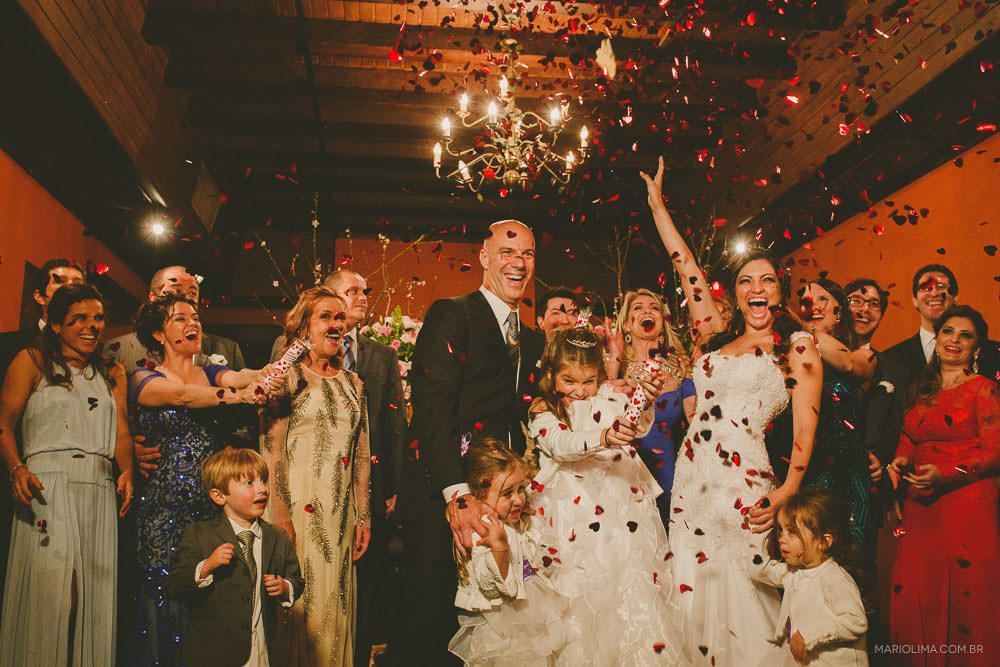 Fotografia de noivos e daminhas comemorando em festa de casamento na Casa da Fazenda