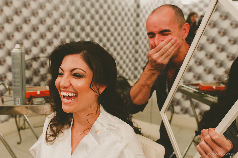 Noiva sorrindo com cabeleireiro em Espaço Blend