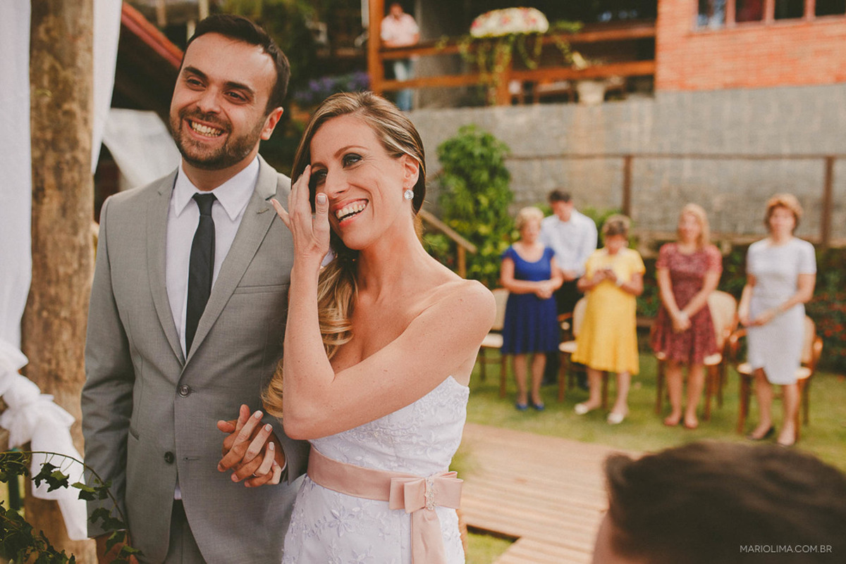 Noivos emocionados em cerimônia de casamento na Quinta da Cana