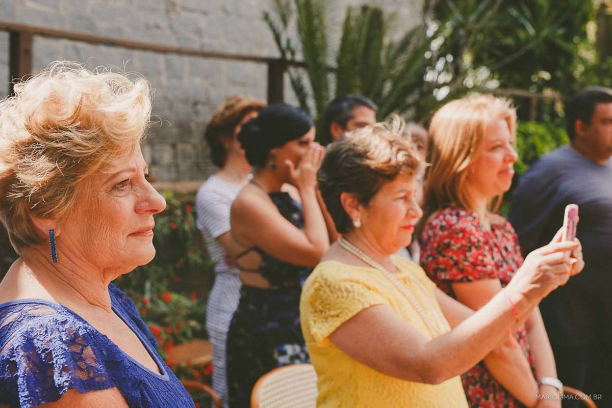 Madrinhas fotografando em cerimônia de casamento na Quinta da Cana