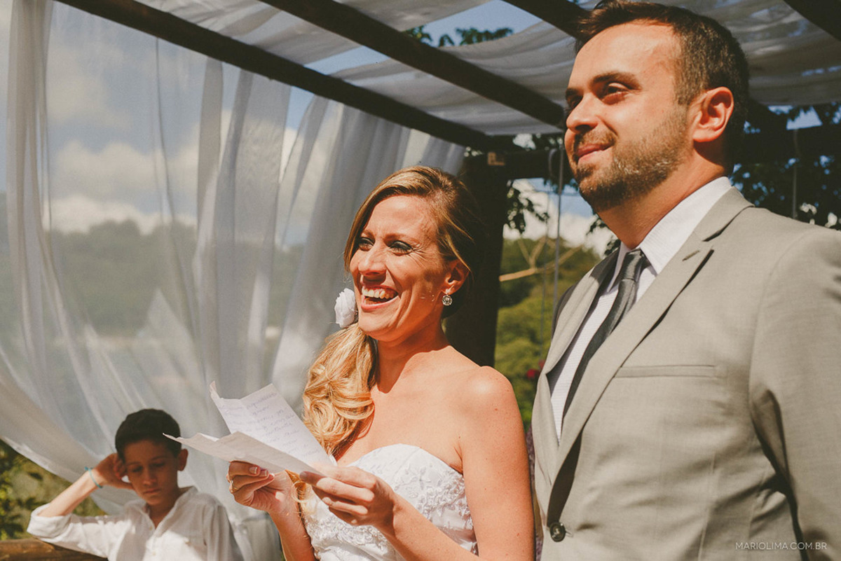 Noiva lendo votos em cerimônia de casamento na Quinta da Cana