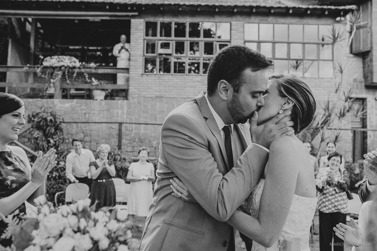 Beijo dos noivos em cerimônia de casamento na Quinta da Cana