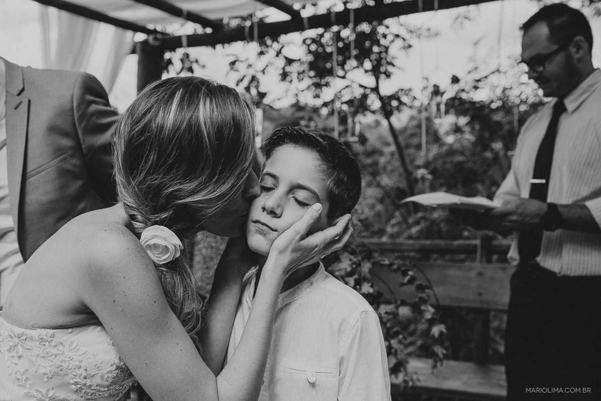 Noiva beijando o filho em cerimônia de casamento na Quinta da Cana
