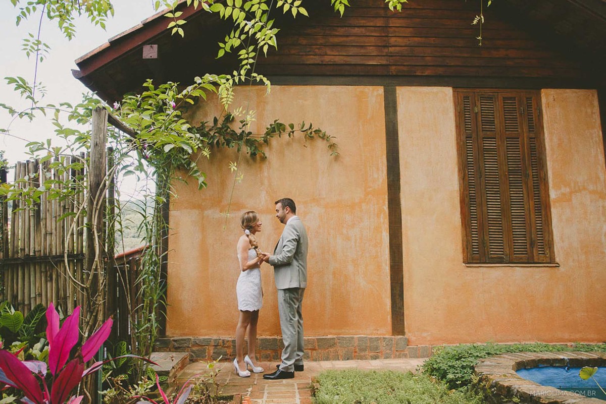 Noivos de mãos dados em Quinta da Cana