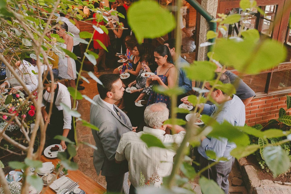 Familiares comendo em festa de casamento na Quinta da Cana