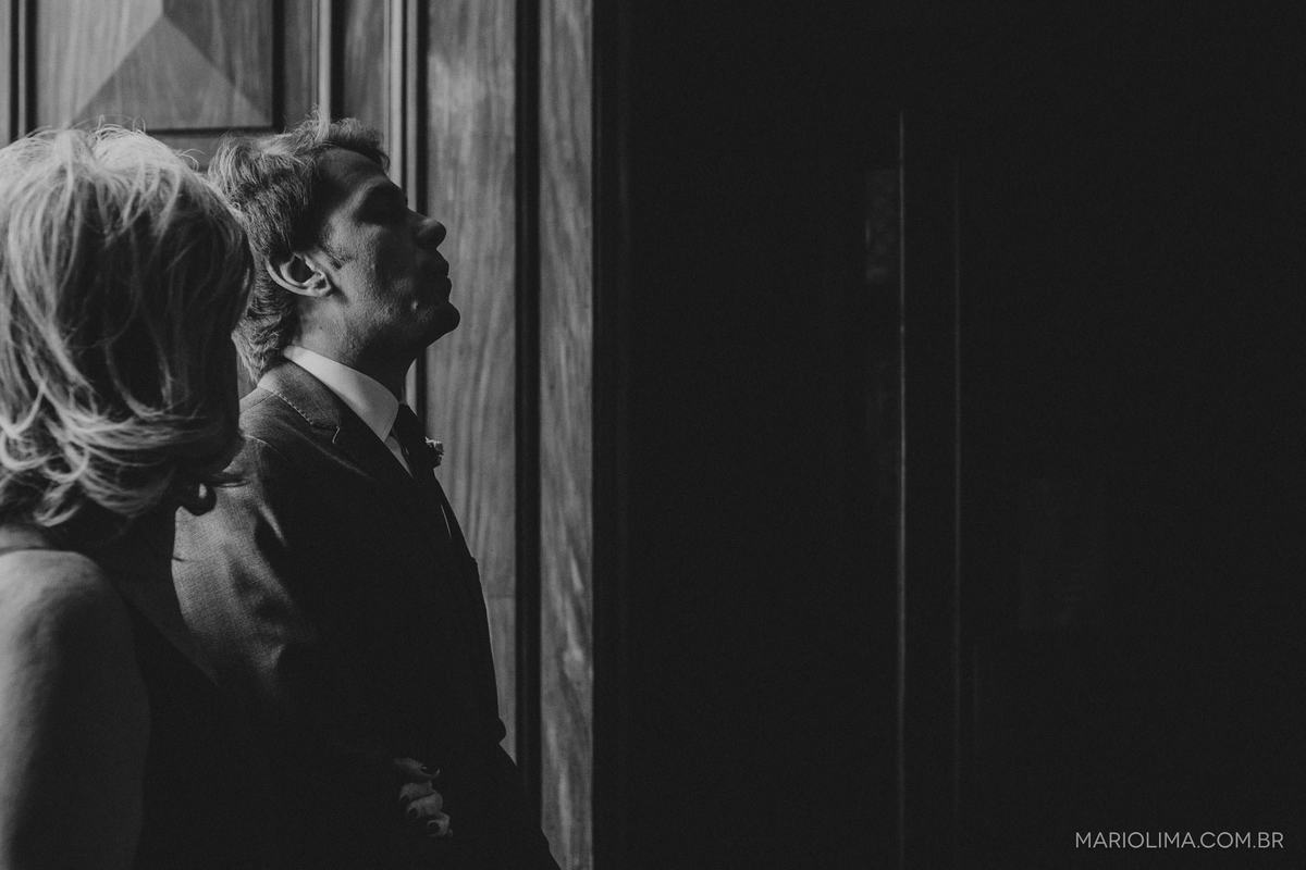 Noivo com a mãe na porta da Igreja Nossa Senhora do Brasil