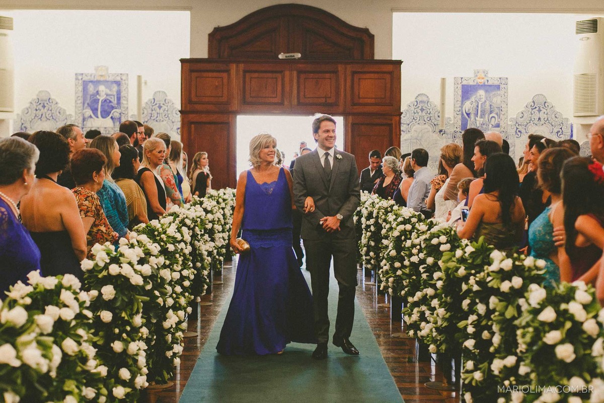 Noivo em mãe entrando na Igreja Nossa Senhora do Brasil