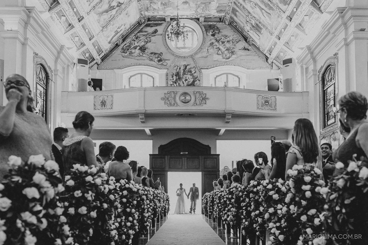 Noiva e pai entrando na Igreja Nossa Senhora do Brasil