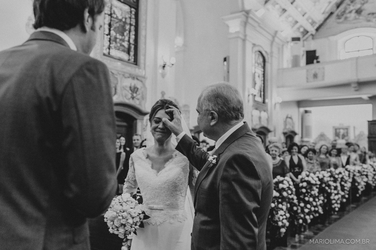 Pai abençoando a filha em Igreja Nossa Senhora do Brasil