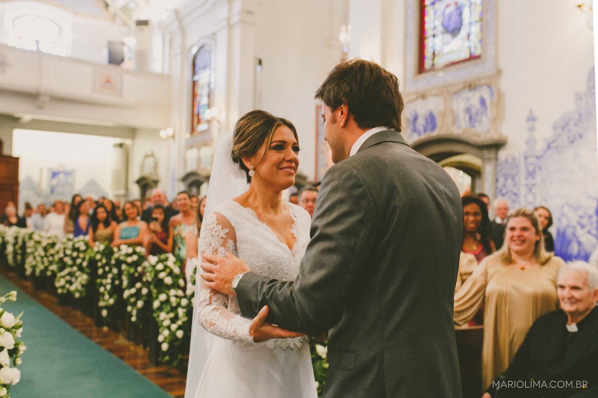 Noivo recebendo a noiva em Igreja Nossa Senhora do Brasil