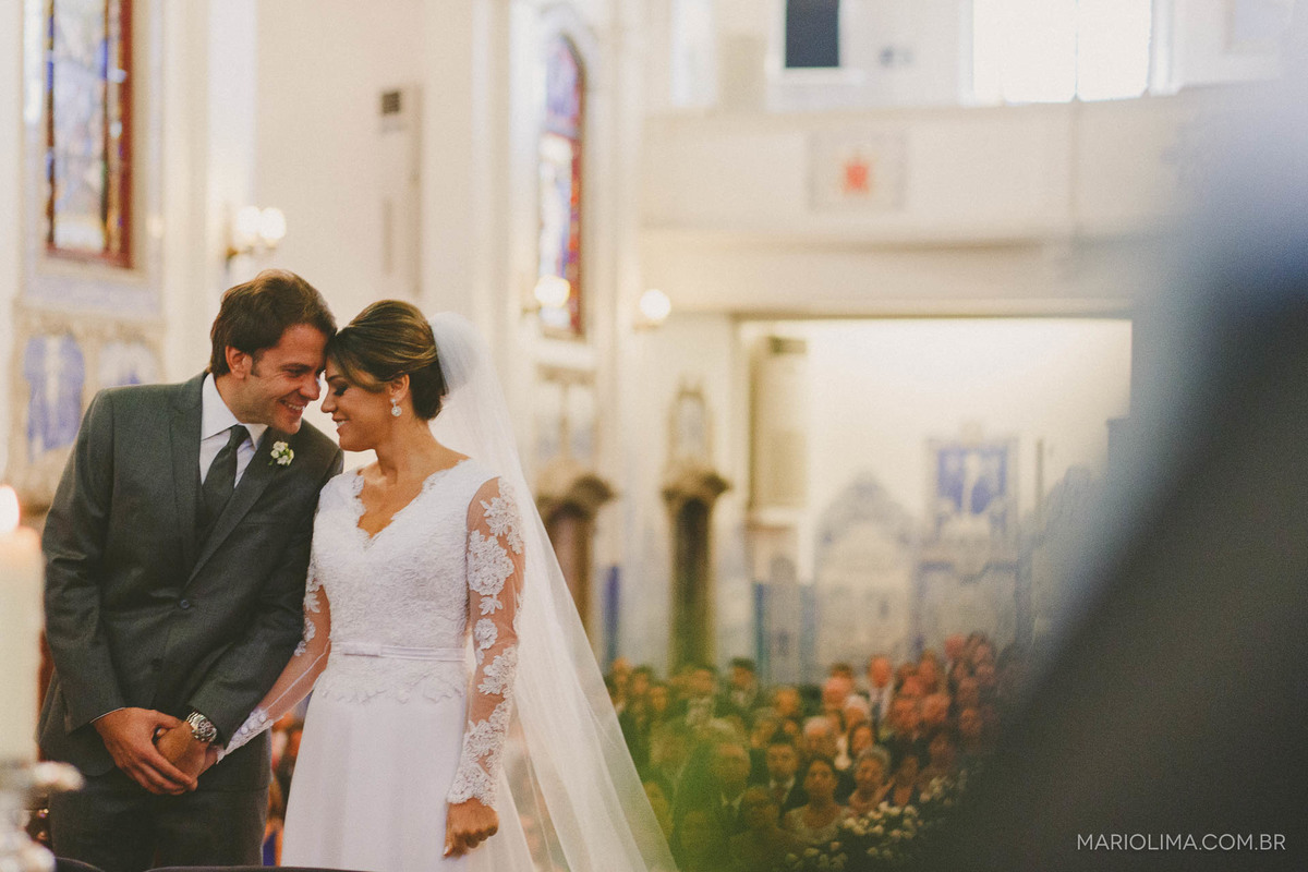 Noivos de mãos dadas em Igreja Nossa Senhora do Brasil