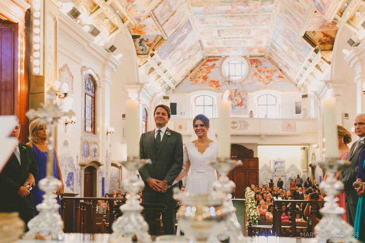Casal emocionado em Igreja Nossa Senhora do Brasil