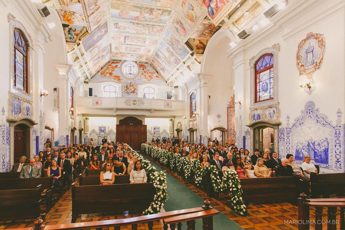 Convidados assistindo cerimônia de casamento na Igreja Nossa Senhora do Brasil