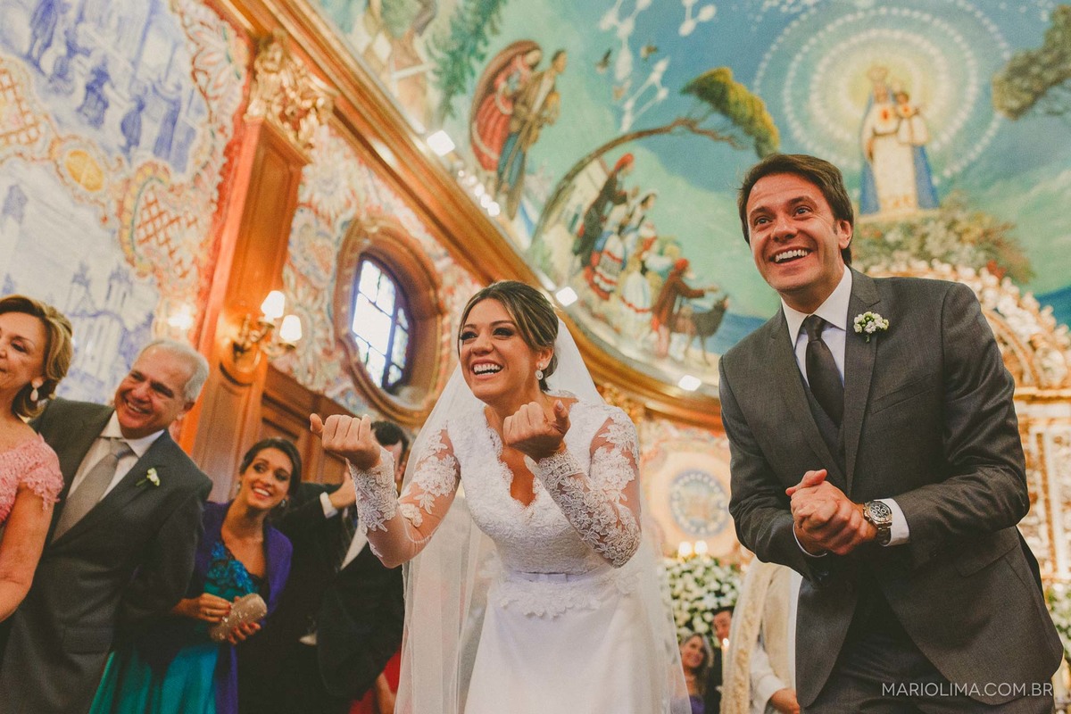Noivos chamando pajém para entrar em cerimônia de casamento na Igreja Nossa Senhora do Brasil
