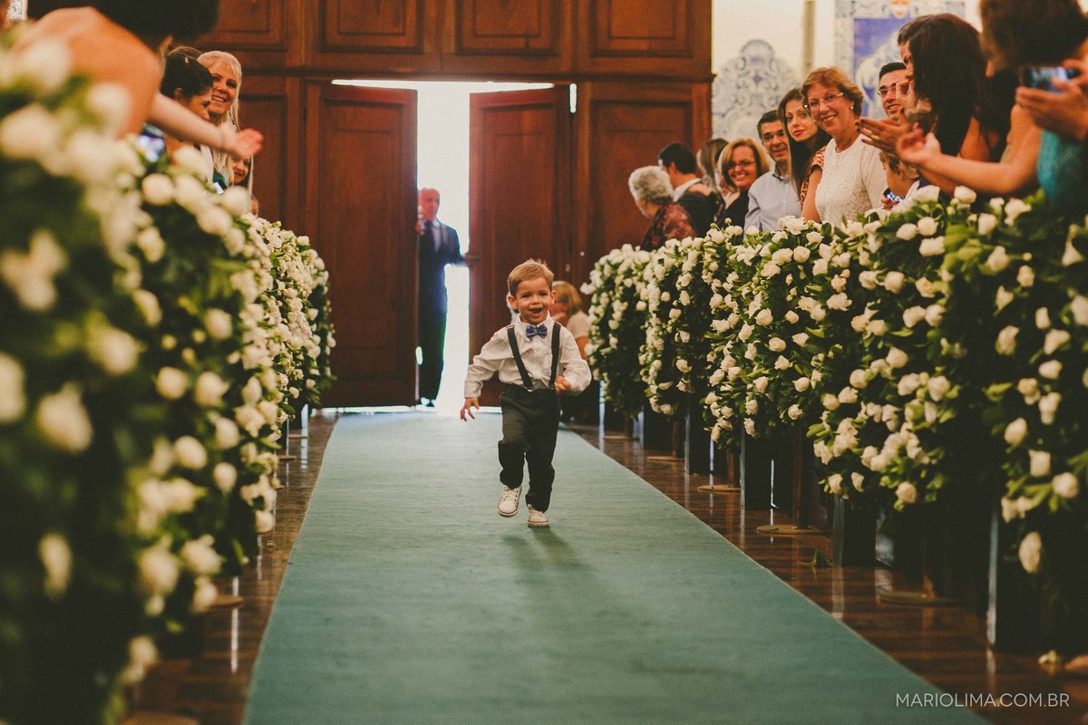 Pajem entrando na cerimônia de casamento na Igreja Nossa Senhora do Brasil