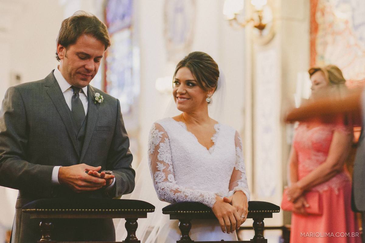 Noiva olhando para o noivo em Igreja Nossa Senhora do Brasil